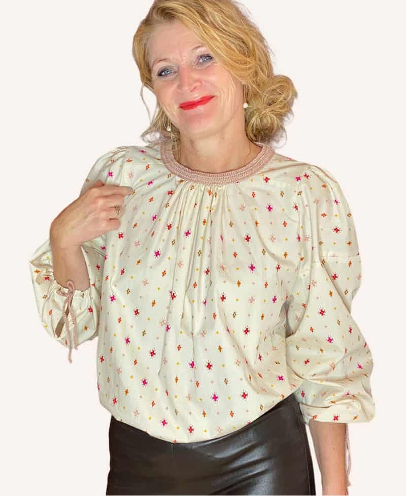 HELENE Bluse - Creme farvet bluse med mønster - Couture de Luxe
