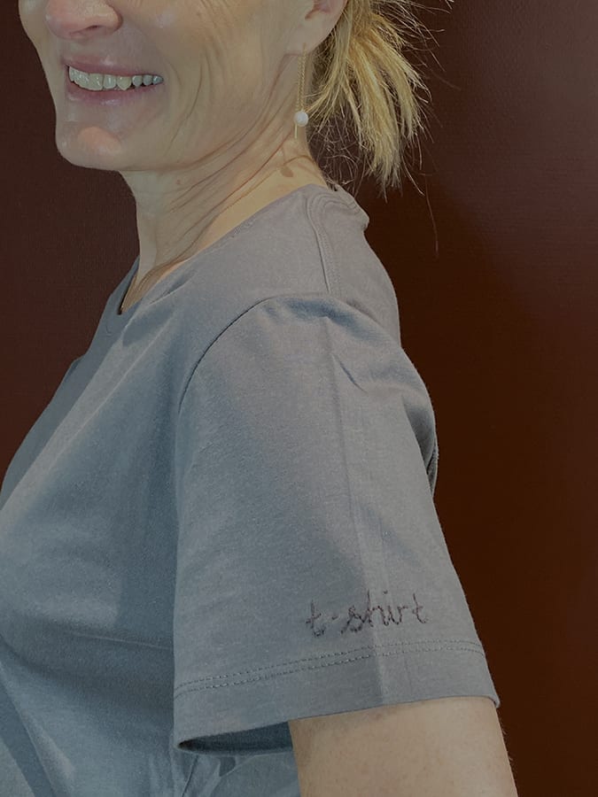 t-shirt Grey - Grå t-shirt med håndbroderi - Couture de Luxe