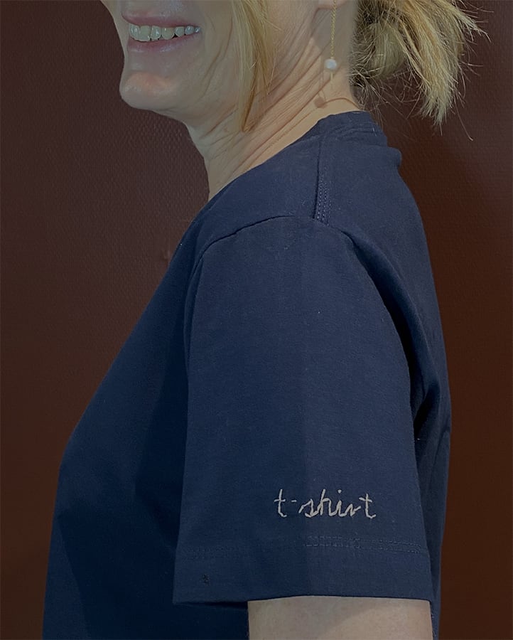 t-shirt Blue - Blå t-shirt med håndbroderi - Couture de Luxe