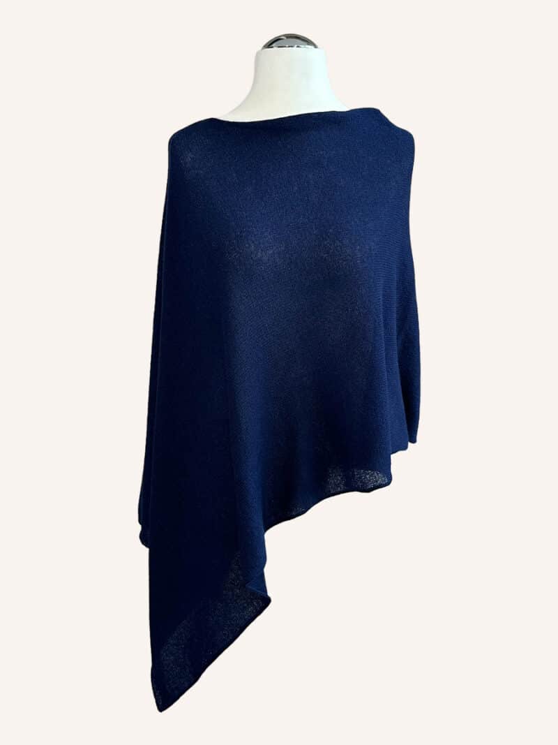PONCHO Blue - Luksus cashmere poncho som kan bruges på mange forskellige måder. - Couture de Luxe