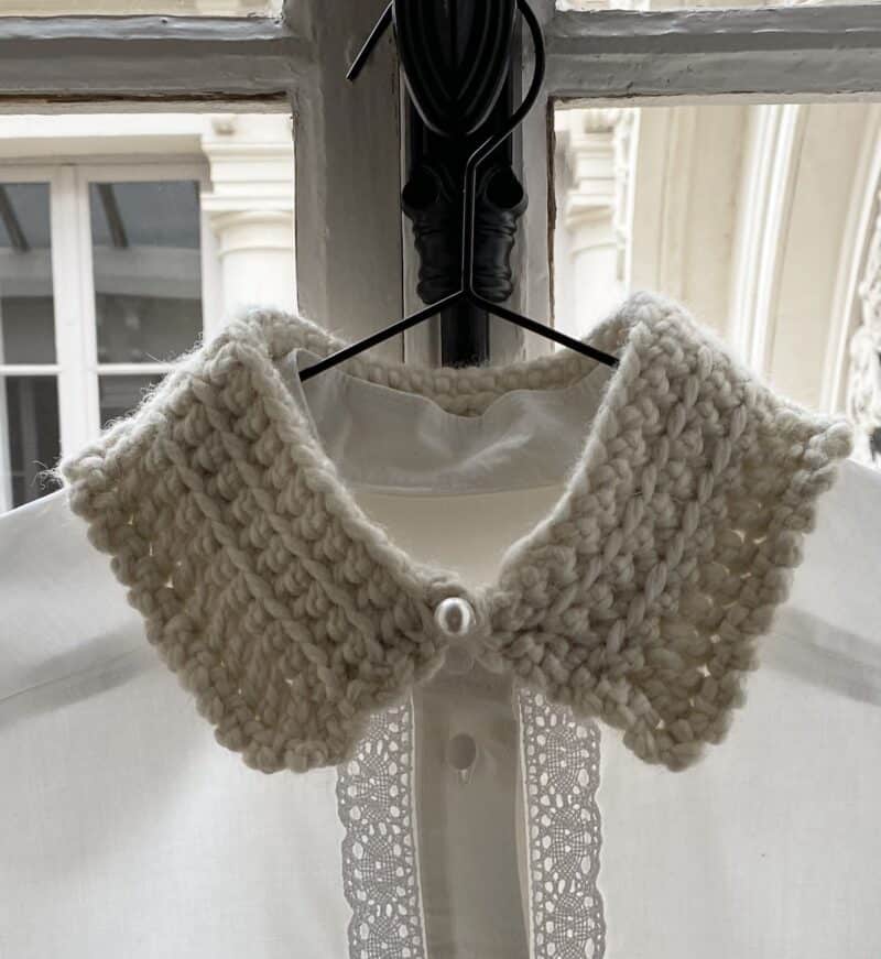 ANTOINETTE SKJORTEKRAVE Creme - Hæklet krave med perle knap - Couture de Luxe