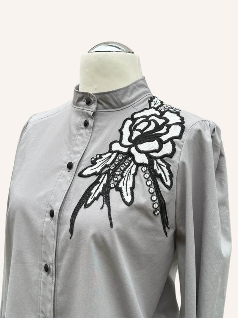 GREY Skjorte - Klassisk skjorte med blomster applikation - Couture de Luxe
