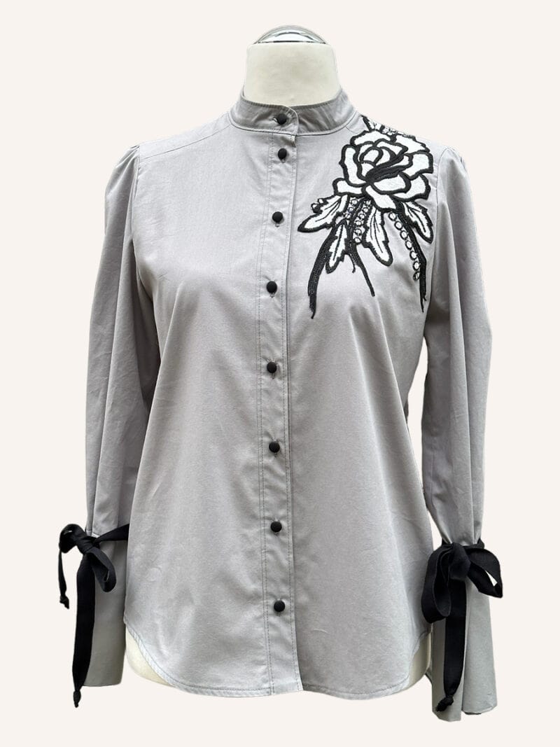 GREY Skjorte - Klassisk skjorte med blomster applikation - Couture de Luxe