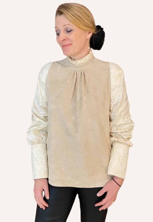 Skjortebluse i cremefarvet med skind og vintage perlestof ved halt og ærmer.